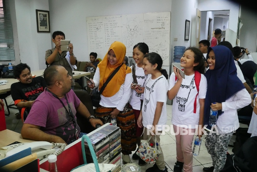 Siswa-siswi SD Pelita Jakarta yang mengikuti kegiatan ekstra kulikuler Jurnalis di sekolahnya nampak berdialog dengan jajaran redaksi Republika saat melakukan kunjungan ke kantor Pusat Republika di Jakarta, Senin (6/10).