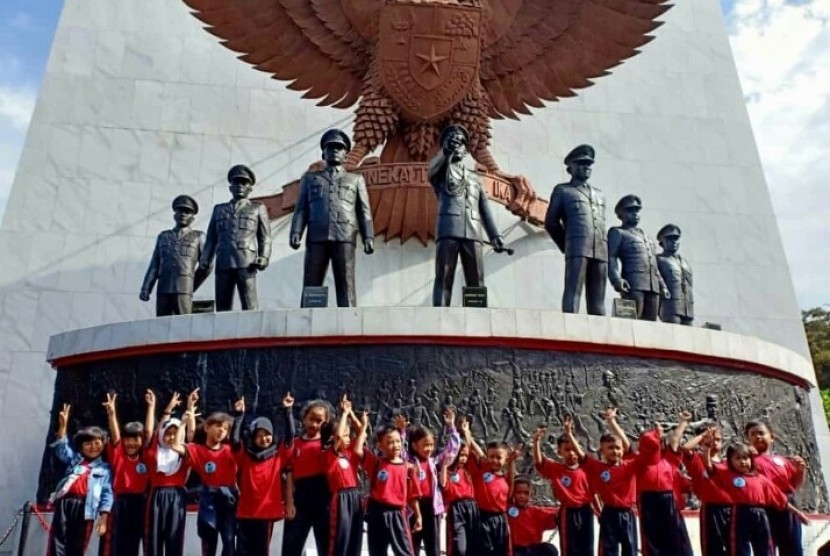 Siswa-siswi SDN Mampang 1 Depok, Jawa Barat, saat outing class di Lubang Buaya dan TMII. 