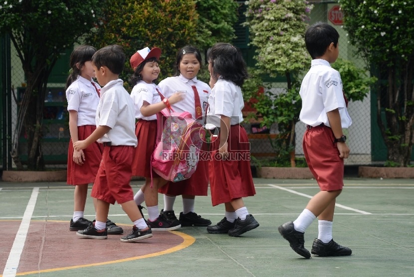 Selain mengajar, tugas guru adalah menjadi orang tua anak didik selama di sekolah. Foto: Siswa-siswi Sekolah Dasar bermain di halaman di sekolahnya. (ilustrasi)