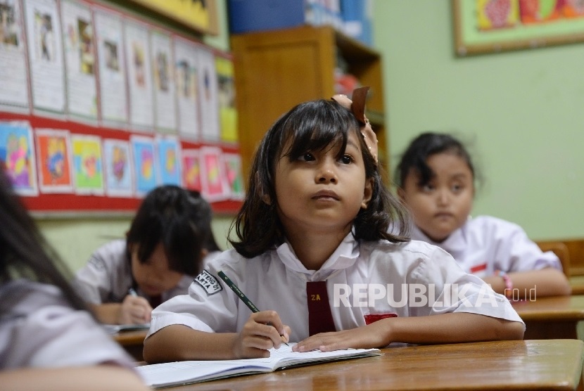 Siswa-siswi Sekolah Dasar mengikuti pelajaran di sekolahnya. (ilustrasi). Penanaman Pancasila harus dilakukan sejak usia dini.