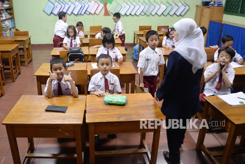 Siswa-siswi Sekolah Dasar mengikuti pelajaran di sekolahnya. (ilustrasi)