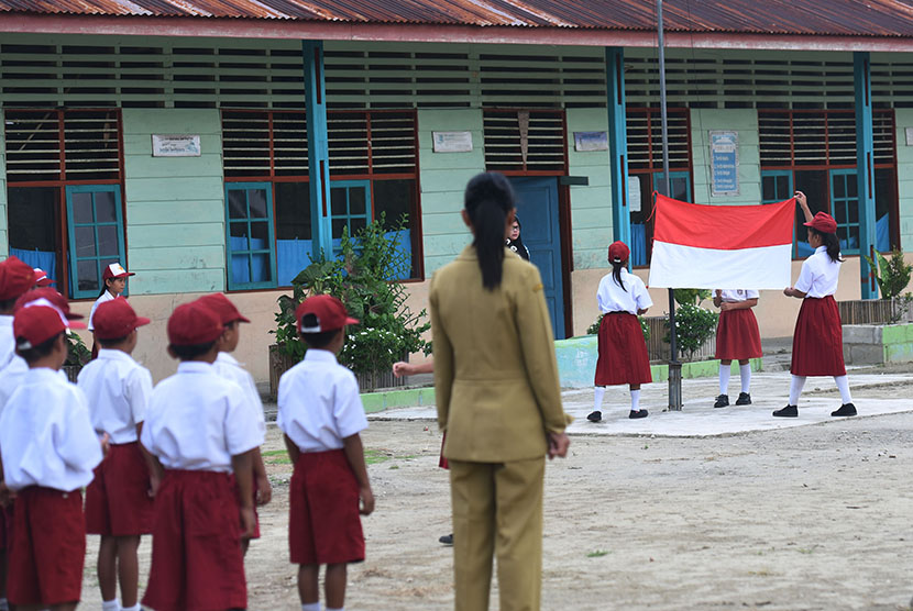 Siswa-siswi sekolah dasar (SD) mengikuti upacara bendera (Ilustrasi)