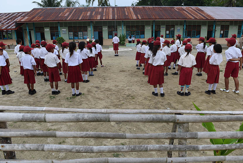 Siswa-siswi sekolah dasar (SD) mengikuti upacara bendera di SDN 18 Pasakiat Taileleu, Kepulauan Mentawai, Sumatra Barat, Senin (14/9).   (Antara/Hafidz Mubarak A.)