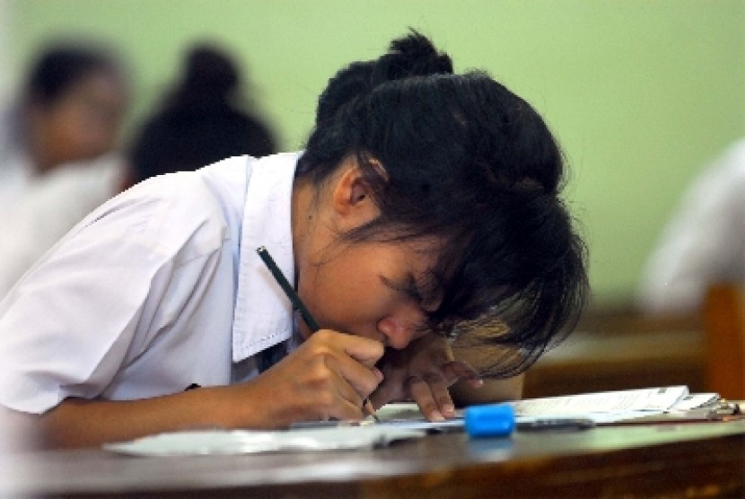 Siswa-siswi Sekolah Menengah Kejuruan (SMK) menyelesaikan Ujian Nasional bahasa Indonesia di SMK Negeri 8 jakarta, Senin (16/4).