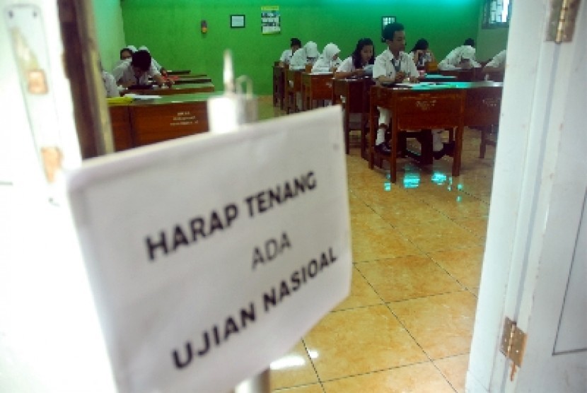 Siswa-siswi Sekolah Menengah Kejuruan (SMK) menyelesaikan Ujian Nasional Bahasa Indonesia di SMK Negeri 8 jakarta, Senin (16/4).