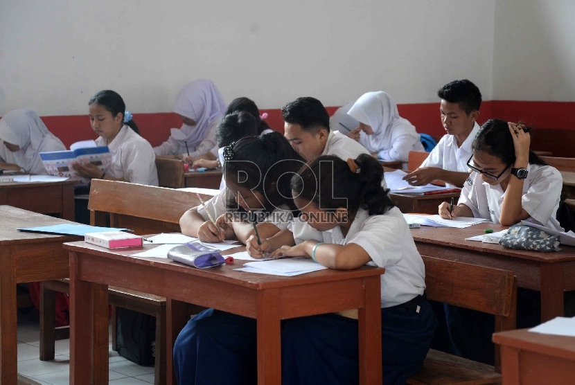 Siswa-siswi SMA 3 Filial Depok mengikuti tes akademik di ruang kelas Sekolah Dasar Karakter Bangsa Plus, Depok, Jabar, Rabu (12/8).