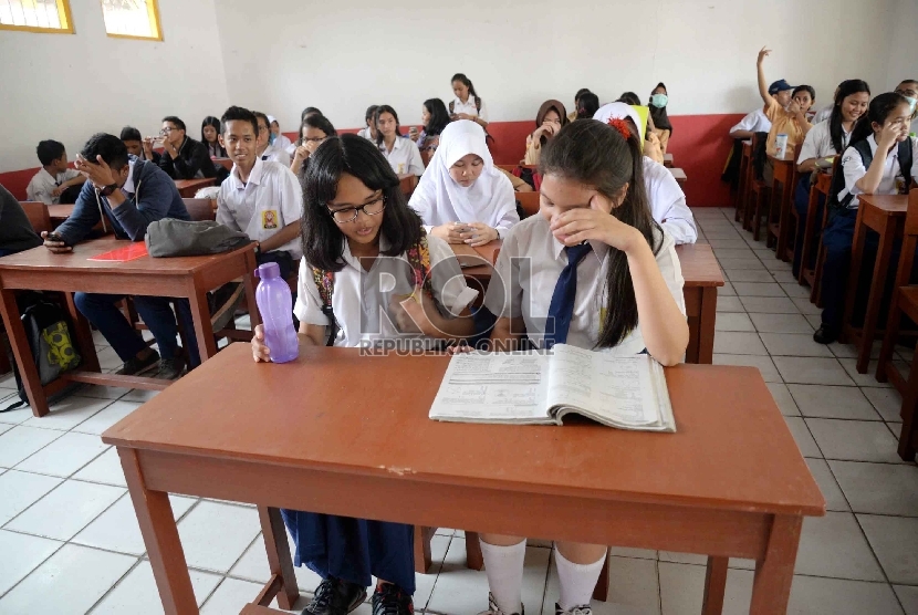 Siswa-siswi SMA 3 Filial Depok mengikuti tes akademik di ruang kelas Sekolah Dasar Karakter Bangsa Plus, Depok, Jabar, Rabu (12/8).