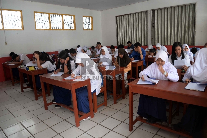 Siswa-siswi SMA 3 Filial Depok mengikuti tes akademik di ruang kelas Sekolah Dasar Karakter Bangsa Plus, Depok, Jabar, Rabu (12/8).