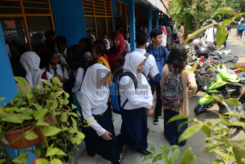 Siswa-siswi SMA 3 Filial Depok menunggu di luar kelas sebelum mengikuti tes akademik di Sekolah Dasar Karakter Bangsa Plus, Depok, Jabar, Rabu (12/8). 