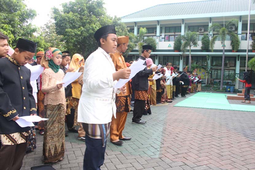 Siswa-siswi SMP Islam Terpadu PAPB Semarang antusias membaca puisi masal memperingati Hari Kartini, Kamis (21/4). 