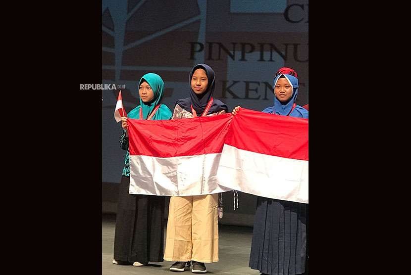 Siswa-siswi SMP Islam Terpadu (SMPIT) Nurul Fikri peraih penghargaan medali bronze dan merit secondary 1 pada ajang olimpiade matematika di Hong Kong International Mathematical Olympiad (HKIMO) 2018. 