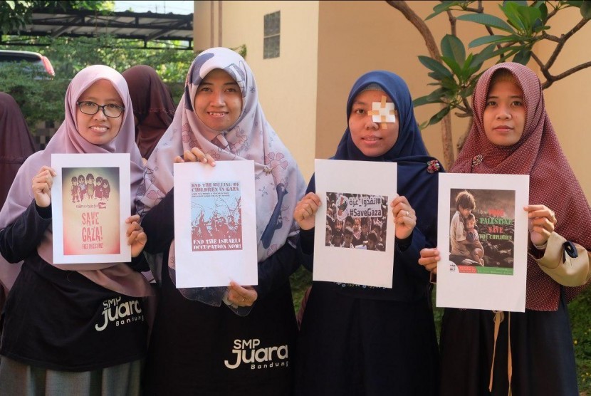 Siswa siswi SMP Juara Rumah Zakat peduli Palestina.