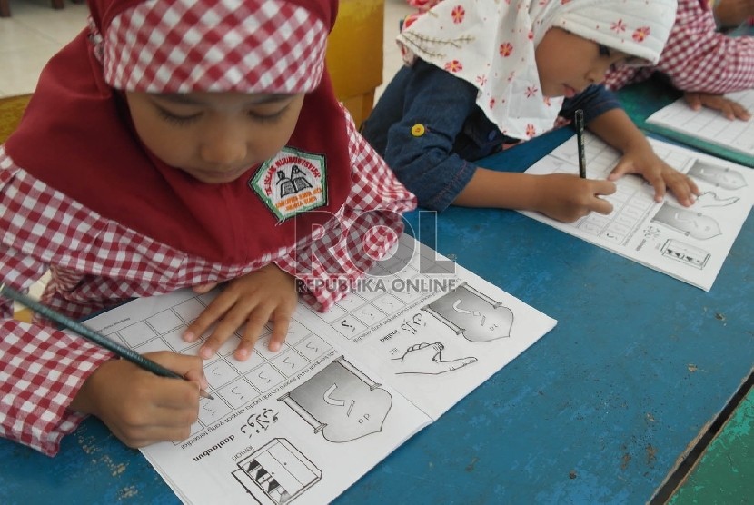 Siswa siswi TK Islam Nurusysyifaa Jakarta sedang belajar menulis huruf arab, Jum’at (16/10). 