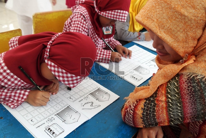 Siswa siswi TK Islam Nurusysyifaa Jakarta sedang belajar menulis huruf arab, Jum’at (16/10).