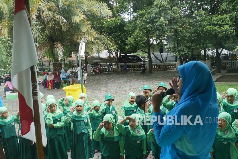 Ilustrasi siswa di Surabaya menyanyikan lagu Indonesia Raya.
