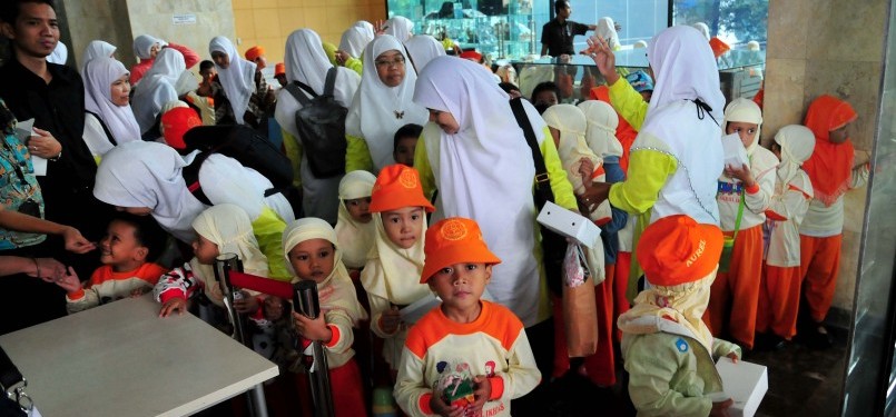 Siswa siswi TK Raudhatul Athfal Nurul Ikhlas, Depok, mengunjungi kantor Komisi Pemberantasan Korupsi (KPK), Jakarta, Rabu (1/2). (Republika/Edwin Dwi Putranto)