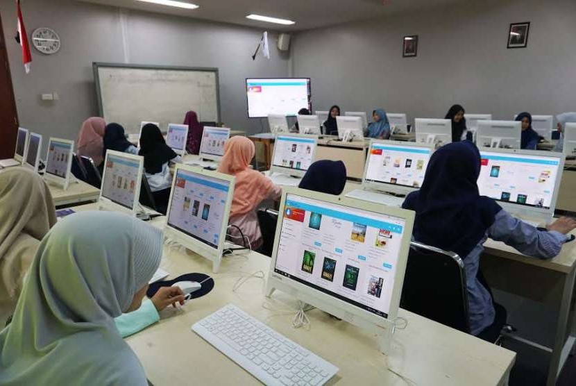Siswa SIT Nurul Fikri sedang membaca dengan menggunakan aplikasi  Aplikasi Nurul Fikri Reading System  (NFRS).  