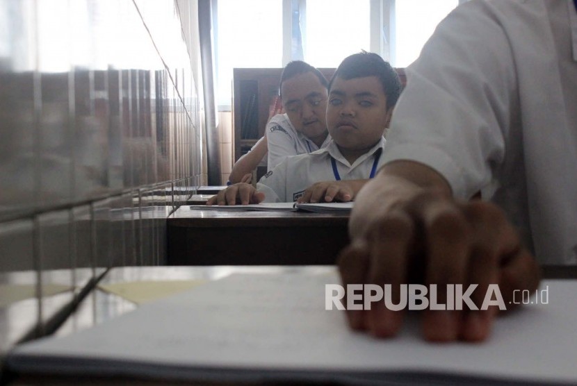 Siswa SLB Kelas A Wyata Guna, Kota Bandung mengerjakan soal Ujian Nasional mata pelajaran Bahasa Inggris, Jl Pajajaran, Rabu (11/5). 