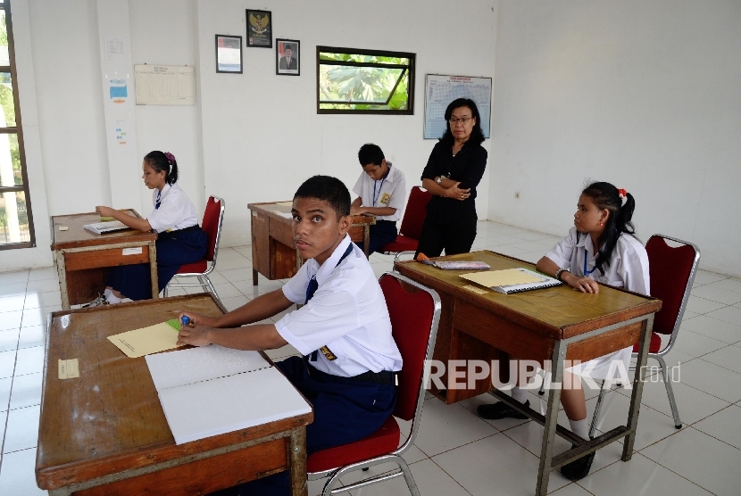 Siswa SLB mengerjakan soal ujian braille mata pelajaran Bahasa Indonesia saat UN di SLB-A Pembina Tingkat Nasional, Jakarta, Senin (9/5