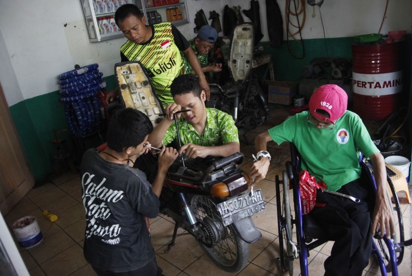 Siswa SLB Yayasan Pembinaan Anak Cacat (YPAC) Solo mengikuti praktik otomotif di Bengkel Difa milik sekolah setempat, Solo, Jawa Tengah, Rabu (20/2/2019). 
