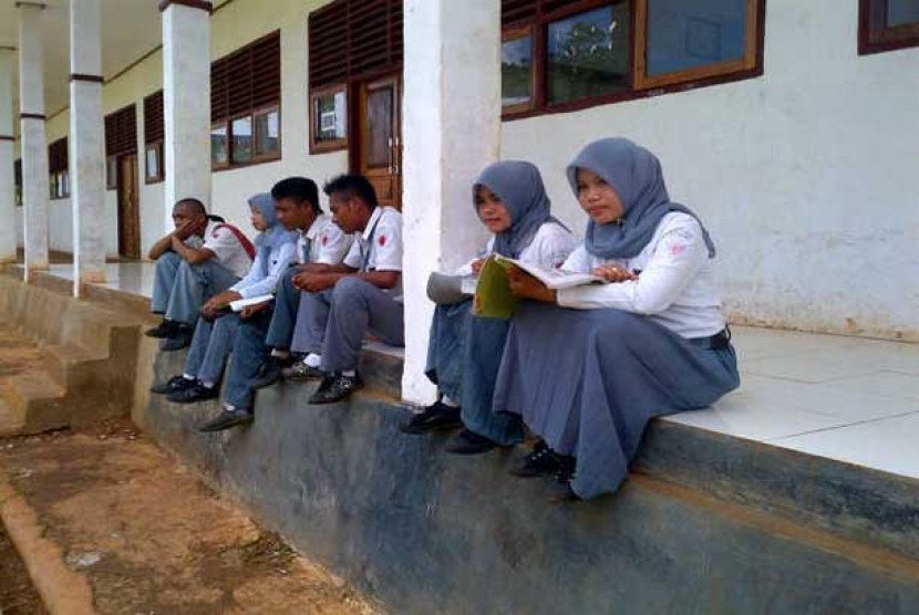 Siswa SMA 2 Kaledupa menunggu Ujian Nasional