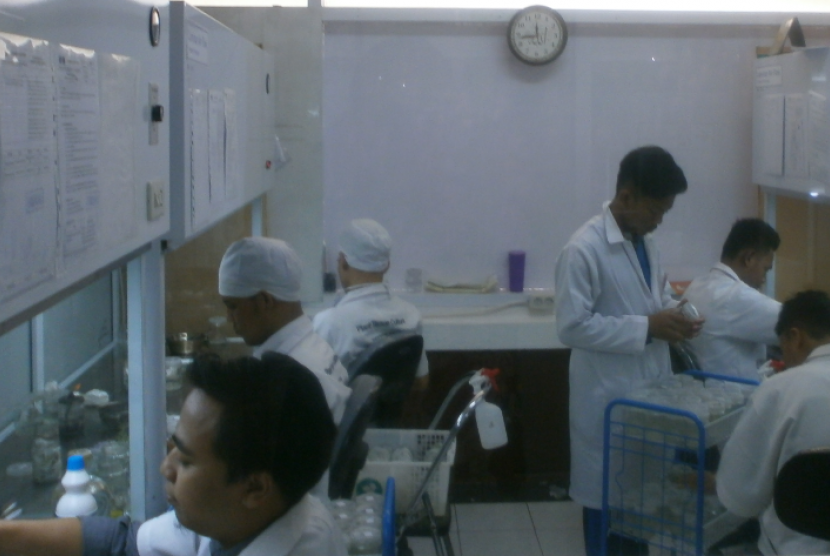 Siswa SMA Bakti Mulya 400 mengunjungi laboratorium kultur jaringan dan entomologi Seameo Biotrop, Bogor.