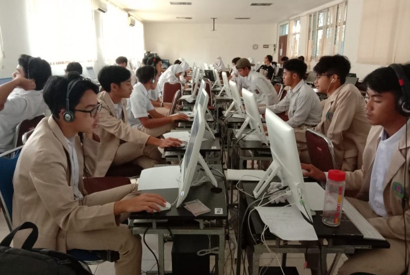 Siswa SMA Bosowa Bina Insani mengikuti ujian secara online.