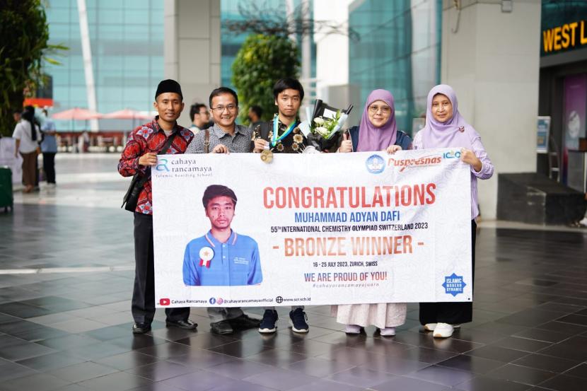 Siswa SMA Cahaya Rancamaya Islamic Boarding School  Muhammad Adyan Dafi meraih medali pada ajang The 55th IChO (International Chemistry Olympiad) 2023 di Zürich, Swiss, 16-25 Juli 2023. 