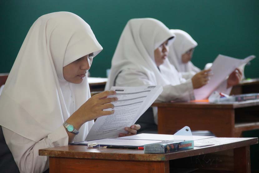 Siswa SMA Darunnajah mengerjakan soal mata pelajatan Kimia saat Ujian Nasional (UN) di SMA Darunnajah, Jakarta Selatan, Selasa (15/4)