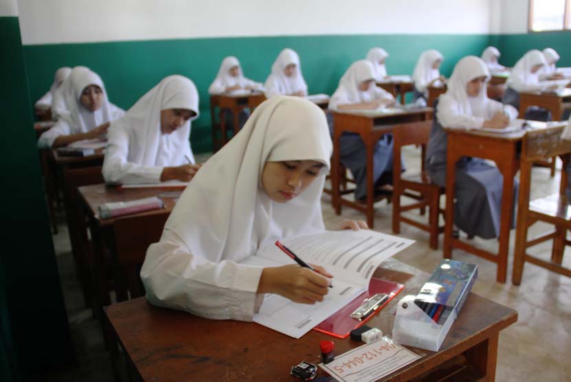 Siswa SMA mengerjakan soal Ujian Nasional (UN). 