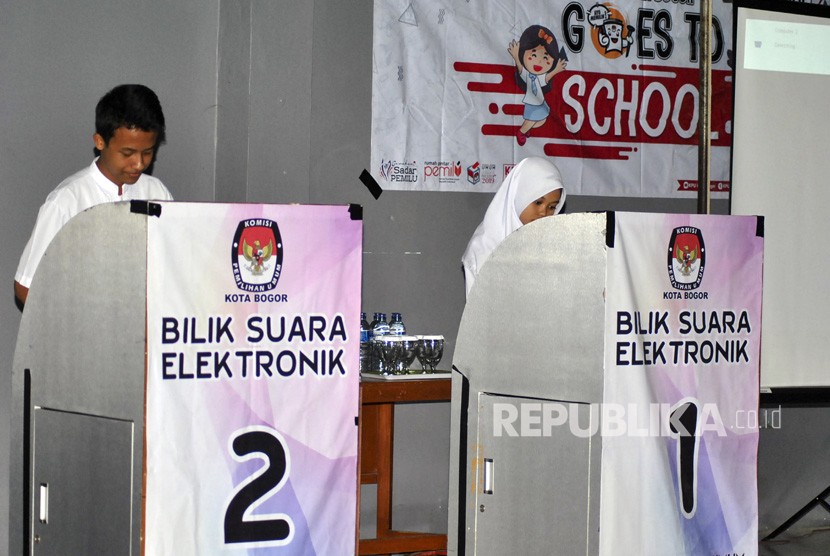 Siswa SMA menggunakan hak pilih melalui bilik suara elektronik saat pemilihan OSIS dalam KPU Goes To School di SMAN 7, Tegal Gundil, Kota Bogor, Jawa Barat, Jum'at (2/11/2018). 