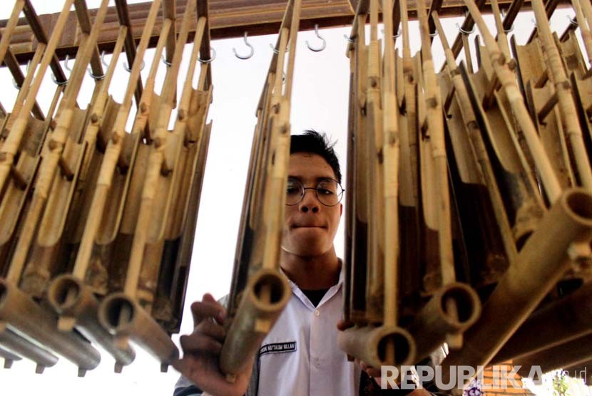 Siswa berlatih memainkan angklung. Ilustrasi