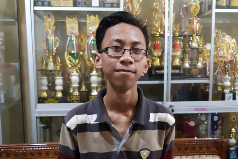 Siswa SMA Negeri 4 Solo, Ananda Hafidh Rifa'i Kusnanto, mendapatkan nilai 100 pada Ujian Nasional Berbasis Komputer (UNBK) 2019 untuk empat mata pelajaran yang diujikan yakni Bahasa Indonesia, Matematika, Bahasa Inggris dan Fisika.