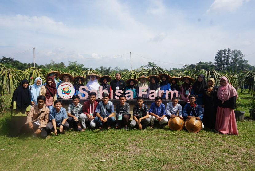 Siswa SMA Penerima Manfat (PM) Gerakan Cinta Anak Tani (GCAT) mengunjungi Sabisa Farm, salah satu unit Teaching Farm IPB, di Bogor.