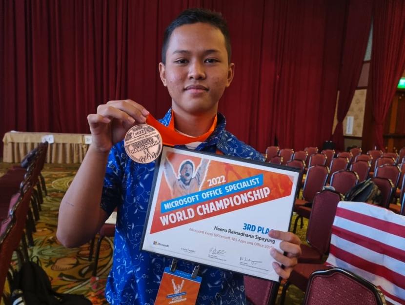  Siswa SMA Pradita Dirgantara, Boyolali, Jawa Tengah, Heero Ramadhana Sipayung, meraih peringkat 3 dunia ajang Microsoft Office Specialist (MOS) World Championship 2022.