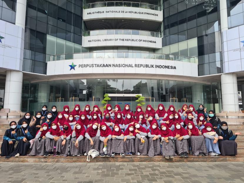 Siswa SMA Quran Asy-Syahid mengunjungi Perpustakaan Nasional (Perpusnas) dan even Islamic Book Fair (IBF) di JCC Jakarta, Kamis (4/8/2022.