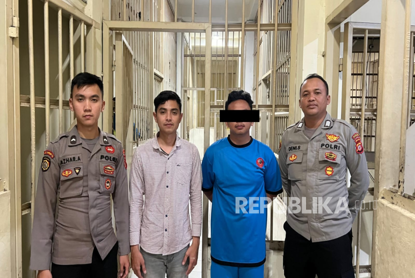 Siswa SMAN 12 Bandung berinisial SA ditetapkan tersangka oleh Polda Jabar dalam kasus pemasangan kamera CCTV tersembunyi di toilet siswi di sekolah. Motif pelaku memasang kamera tersembunyi karena mengalami kelainan seksual.