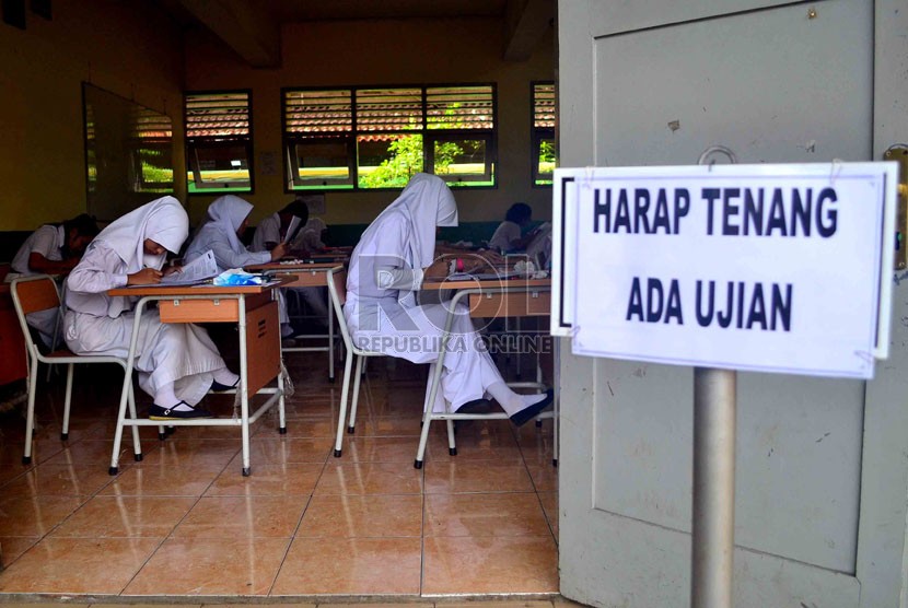 Siswa SMK mengikuti Ujian Nasional di SMK Negeri 8 Jakarta Selatan, Senin (15/4).   (Republika/Agung Supriyanto)