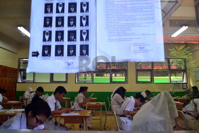  Siswa SMK mengikuti Ujian Nasional di SMK Negeri 8 Jakarta Selatan, Senin (15/4).   (Republika/Agung Supriyanto)