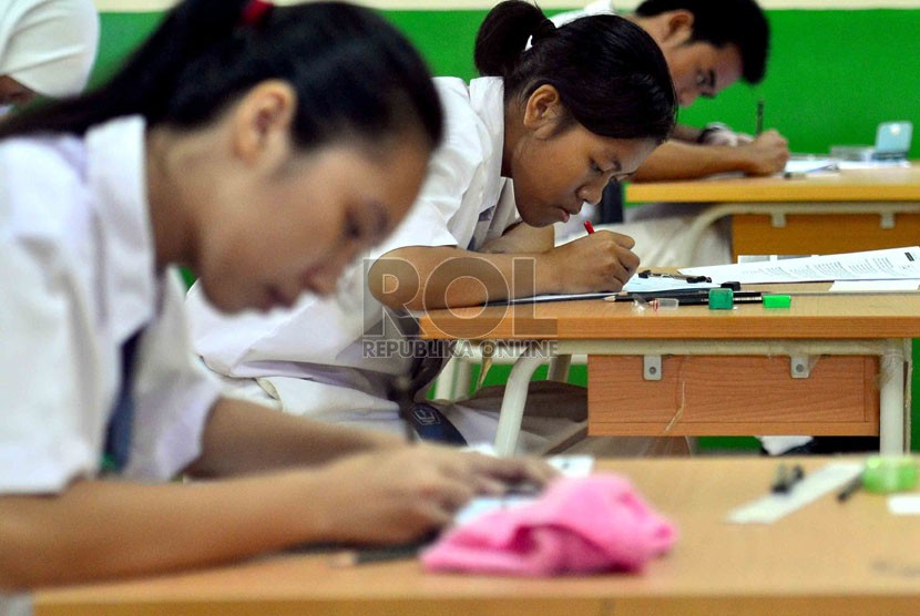  Siswa SMK mengikuti Ujian Nasional di SMK Negeri 8 Jakarta Selatan, Senin (15/4).   (Republika/Agung Supriyanto)