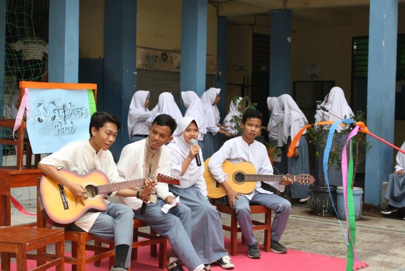 Siswa SMK Motivasi Insani memeriahkan Bulan Bahasa dengan acara musikalisasi puisi Chairil Anwar