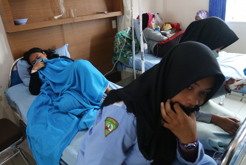 Siswa SMK Negeri Binaan Provinsi Sumut menemani rekannya yang terbaring di RSU Sufina Aziz, yang diduga akibat keracunan makanan, di Medan, Sumatera Utara, Rabu (8/2). 