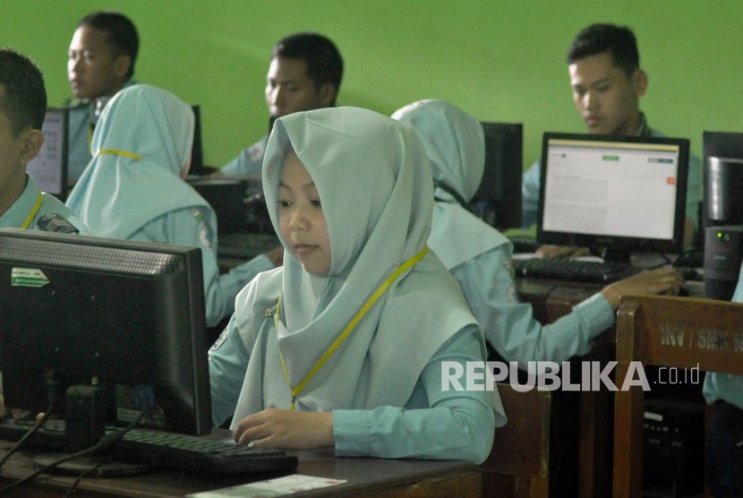 Siswa SMK NU Ungaran, Kabupaten Semarang tengah mengerjakan soal Bahasa Inggris pada hari ke-tiga UNBK di sekolahnya, Rabu (4/4).