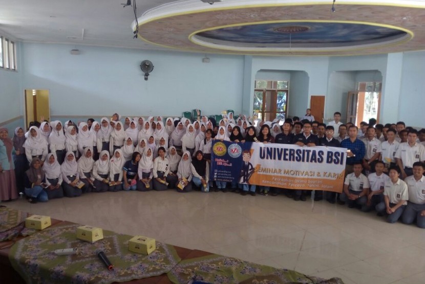 Siswa SMKN 1 Cimahi mengikuti seminar motivasi yang diselenggarakan oleh Universitas BSI.   
