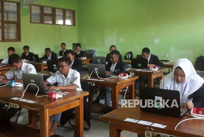 Siswa SMKN 1 Katapang, Kabupaten Bandung akan melaksanakan Ujian Nasional Berbasis Komputer (UNBK), Senin (2/4). Penyelenggaraan UNBK di SMKN 1 tersebut diklaim berjalan lancar.