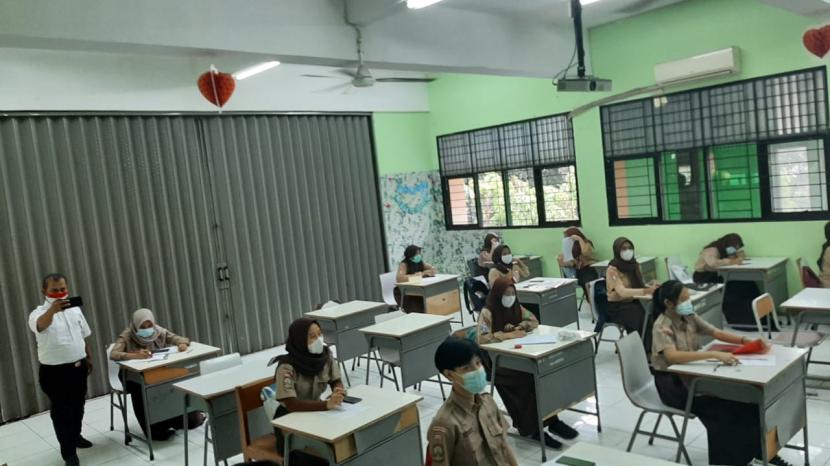 Siswa SMKN 15 Jakarta Selatan sedang mengikuti pembelajaran tatap muka (PTM) hari pertama di sekolah, Rabu (7/4).   