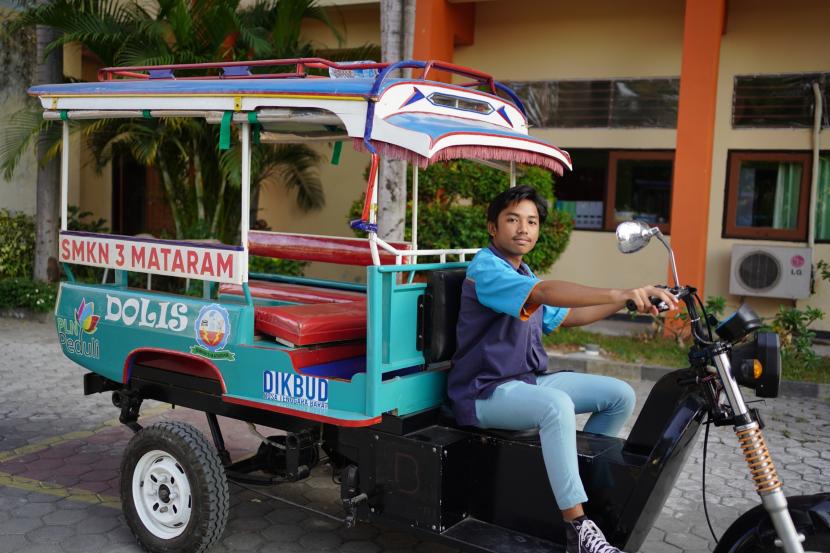 Siswa SMKN 3 Mataram mengendari Dokar Listrik (Dolis). Melalui program Tanggung Jawab Sosial dan Lingkungan, PLN memberikan pelatihan kepada siswa SMKN 3 Mataram untuk memodifikasi dan melakukan konversi motor bahan bakar minyak menjadi motor listrik.