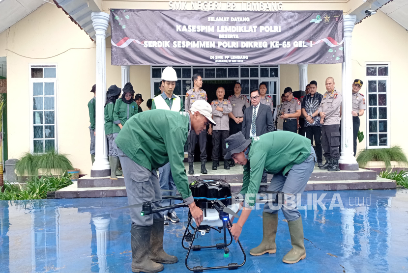 Siswa SMKN Pertanian Pembangunan Lembang, Kabupaten Bandung Barat (KBB), Jawa Barat Memperlihatkan Alat Pertanian.