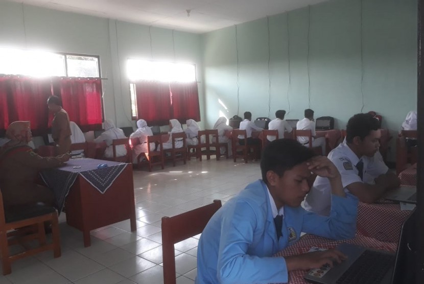 Siswa SMP 3 Baleendah, Kabupaten Bandung melaksanakan UNBK, Senin (22/4). Sebagian siswa menggunakan laptop milik masing-masing.
