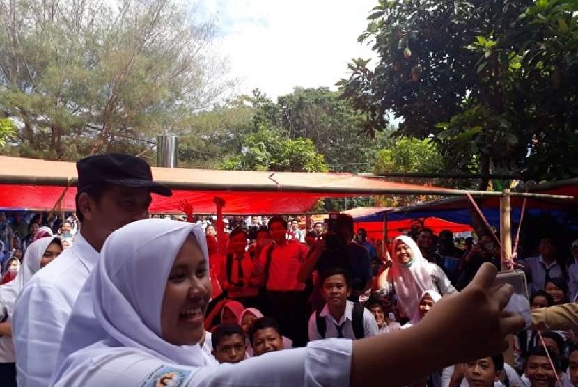 Siswa SMP 6 Mataram  Ajak Jokowi Swafoto Republika Online